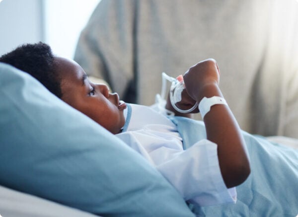 dzieko włózku bawi się